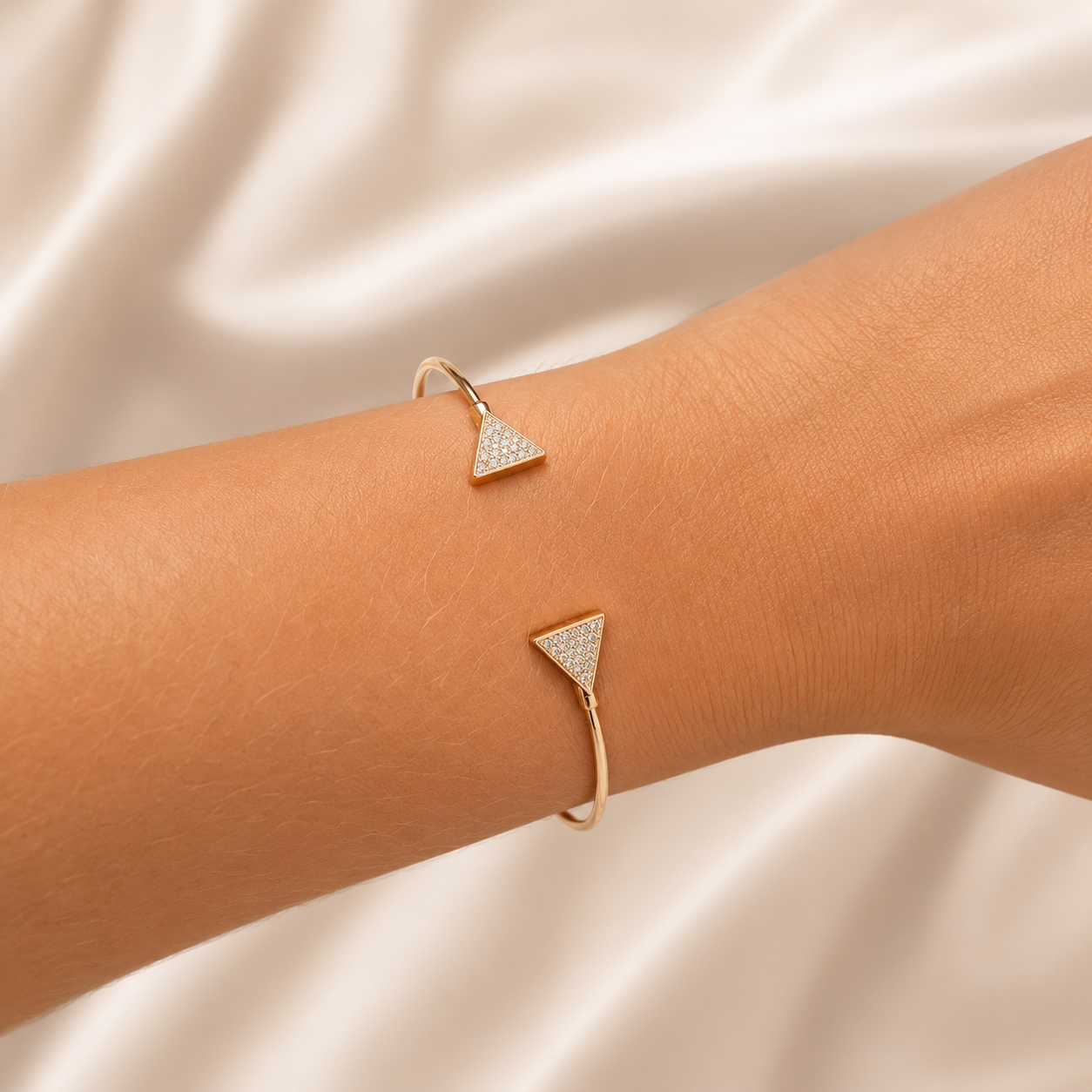 Bracelete Aberto com Triângulos Cravejados
