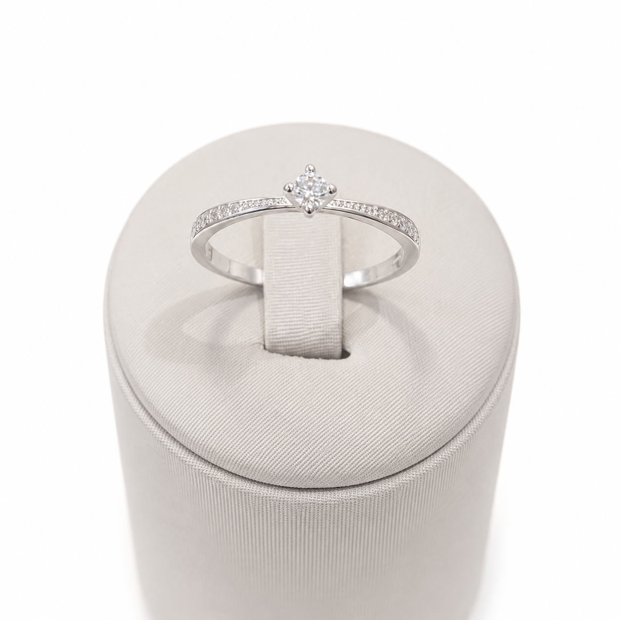 Anel Solitário Moissanite e Aro Cravejado - Imagem 2